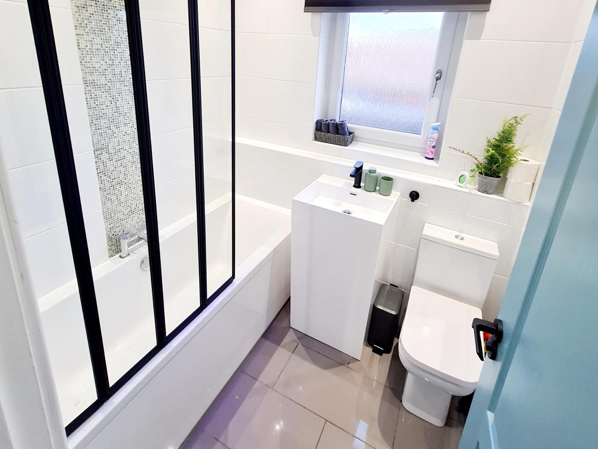 Bright 3Br Walking Distance To Town - Free Parking Apartamento Glasgow Exterior foto